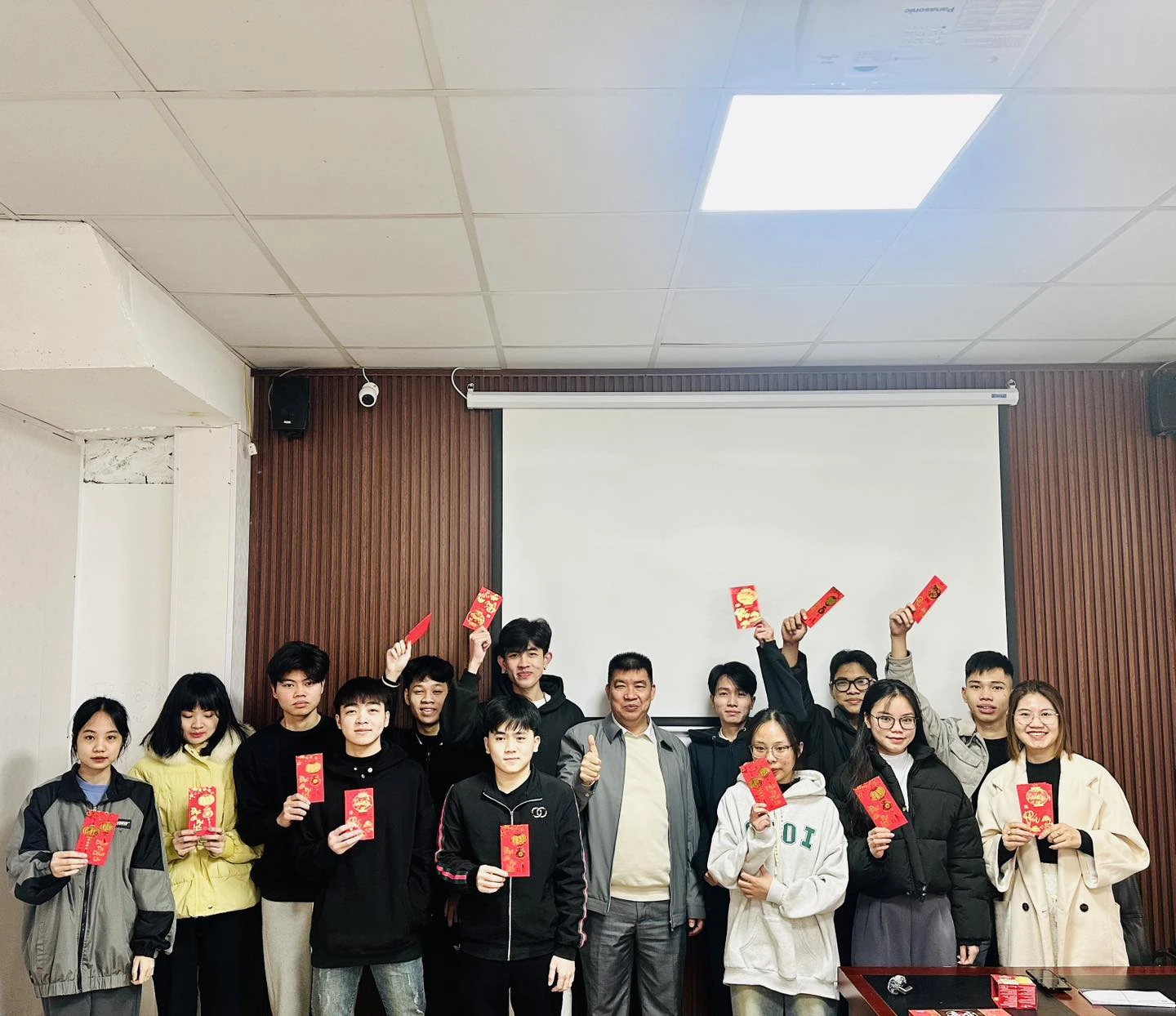 Check - in nhận quà tại du học Hàn Việt EVN Global